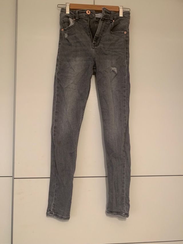 Vaqueros pitillo grises