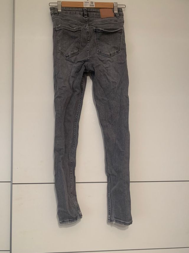 Vaqueros pitillo grises