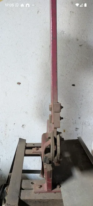 Cizalla de metal con pié