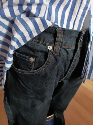 Pantalón vaquero elástico CH y camisa rayas elegan