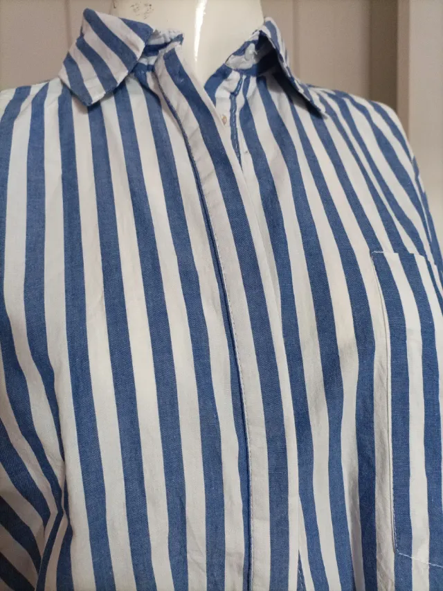 Pantalón vaquero elástico CH y camisa rayas elegan