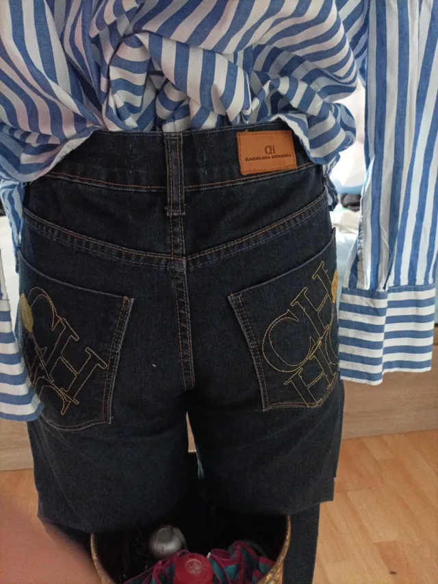 Pantalón vaquero elástico CH y camisa rayas elegan