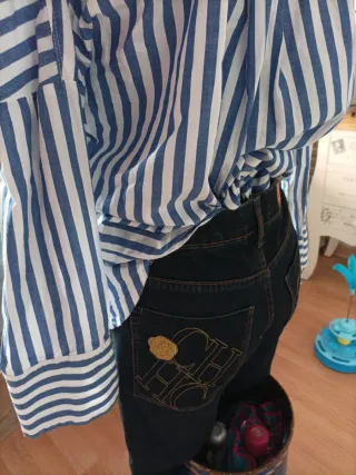 Pantalón vaquero elástico CH y camisa rayas elegan