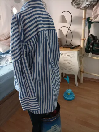 Pantalón vaquero elástico CH y camisa rayas elegan