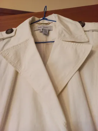 Gabardina blanca rota Talla S
