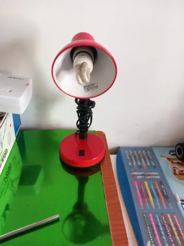 Lámpara de escritorio roja y negra