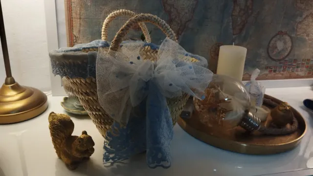 Cesta de mimbre y yute decorada