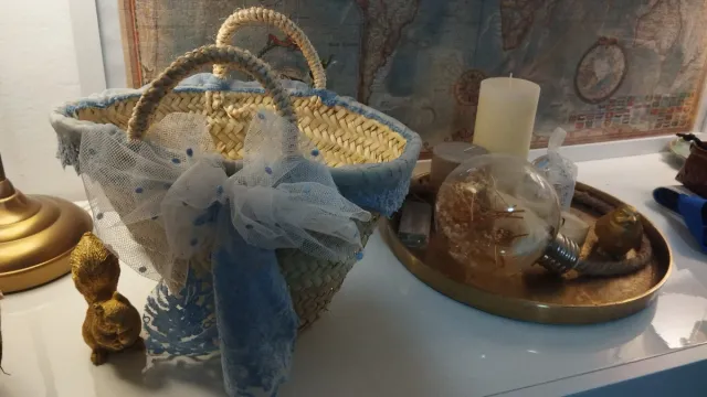 Cesta de mimbre y yute decorada