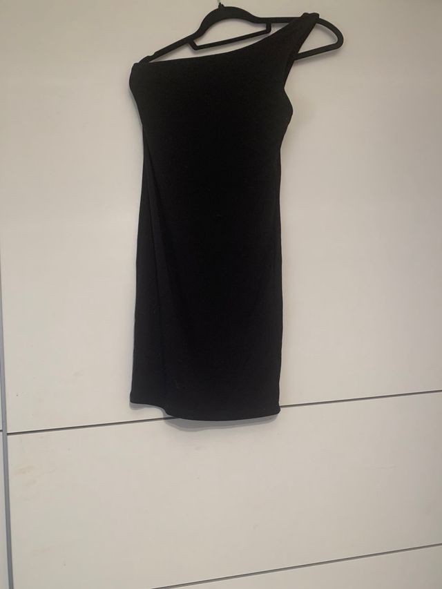 Vestido negro de un tirante