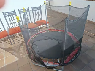 Cama elástica con red de seguridad