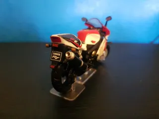 Moto Yamaha R1 1/22