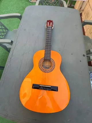 Guitarra Acústica Naranja con complementos y funda