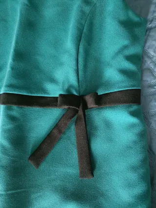 Vestito verde con fiocco nero