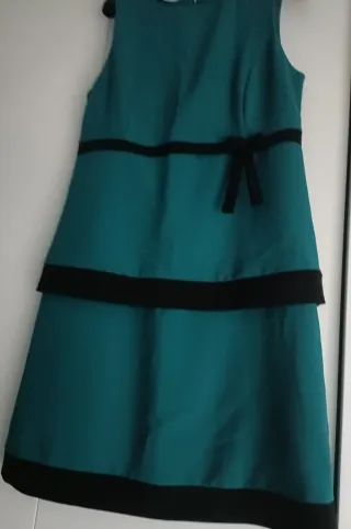 Vestito verde con fiocco nero