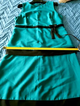 Vestito verde con fiocco nero