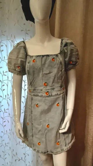 Vestido vaquero con estampado de melocotones