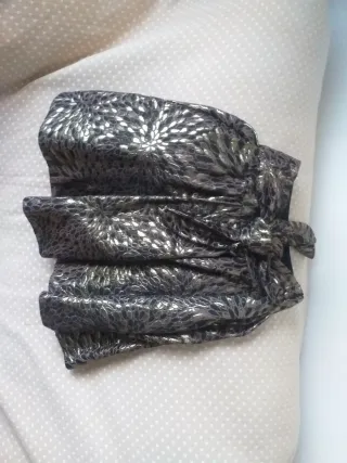 Falda Zara dorada y negra con lazada en cintura.