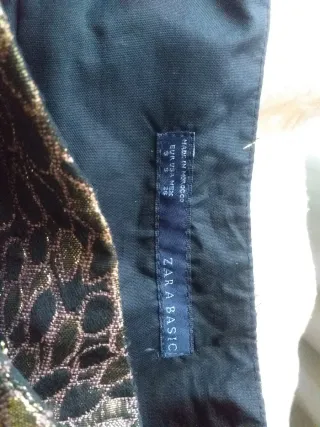Falda Zara dorada y negra con lazada en cintura.