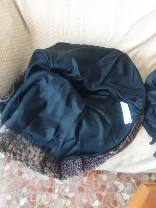 Falda Zara dorada y negra con lazada en cintura.