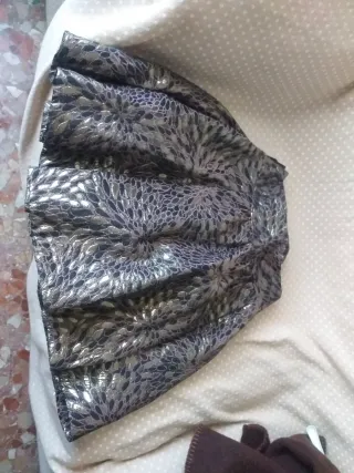 Falda Zara dorada y negra con lazada en cintura.