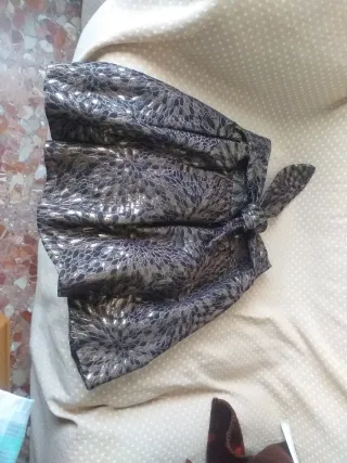 Falda Zara dorada y negra con lazada en cintura.