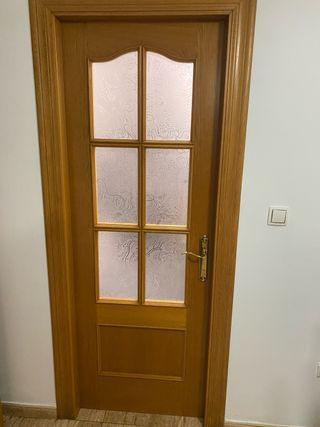 Puerta madera con cristales decorados