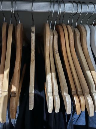 25 perchas de madera en perfecto estado