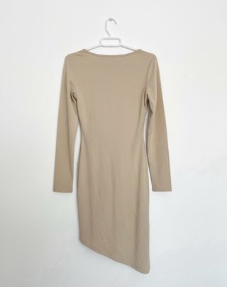 Vestido beige drapeado.