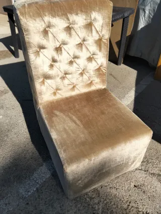 Sillón capitoné terciopelo rojo y dorado