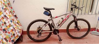 Bicicleta de montaña plateada