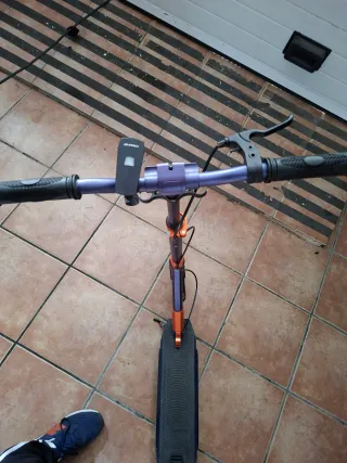 Patinete plegable azul y naranja