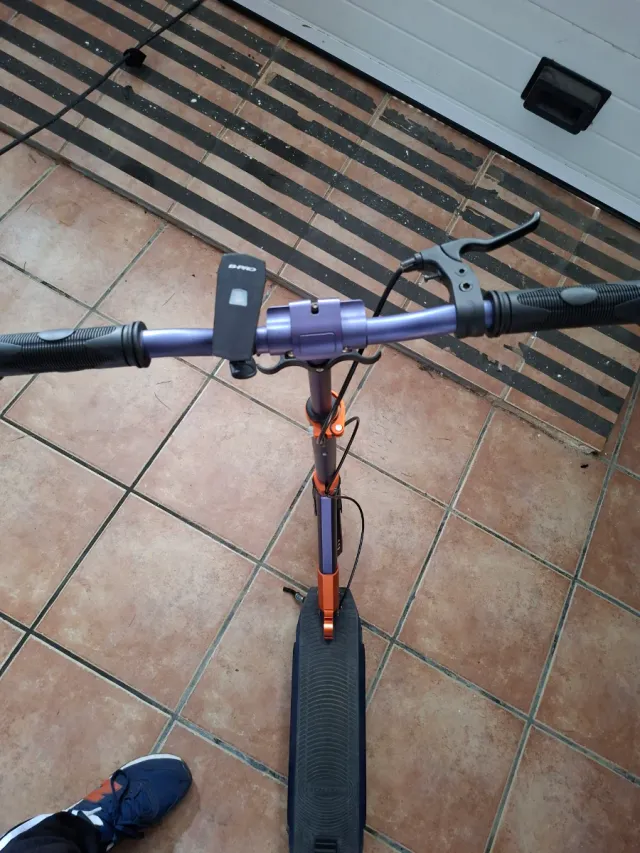 Patinete plegable azul y naranja