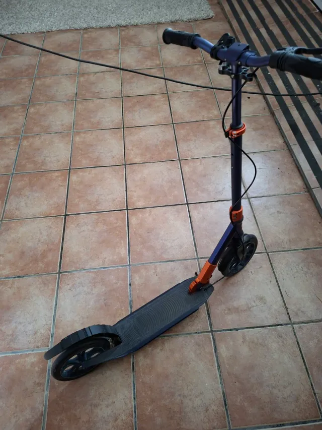 Patinete plegable azul y naranja