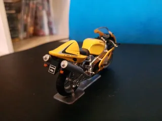 Moto Suzuki GSX-R 1/22  Faltan retrovisores