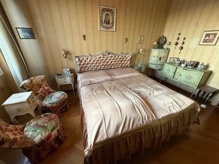 Letto con testiera trapuntata