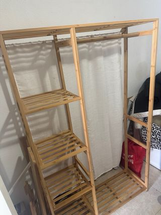 Armario abierto de madera y tela