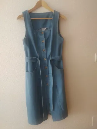 Vestido vaquero con cinturón.