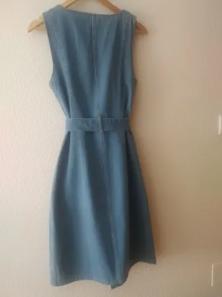 Vestido vaquero con cinturón.