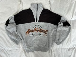 Sudadera deportiva gris y negra