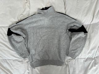 Sudadera deportiva gris y negra