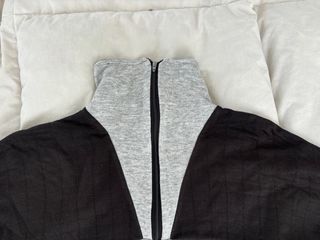 Sudadera deportiva gris y negra