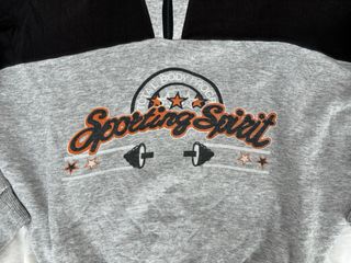 Sudadera deportiva gris y negra