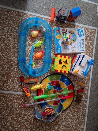 Lotto giocattoli: macchinine, aereo, microfono