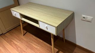 Escritorio madera y blanco con cajones
