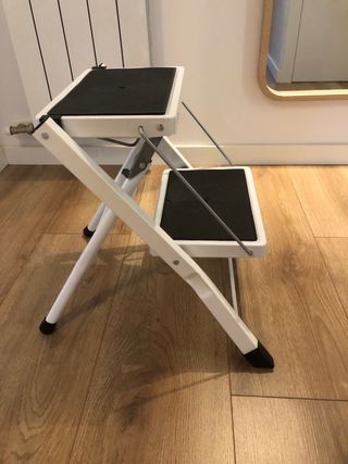 Escalera plegable 2 peldaños. como nueva