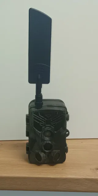Cámara de fototrampeo con antena