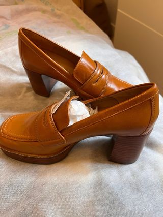 Zapatos de tacón marrones claro brillantes