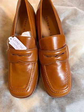 Zapatos de tacón marrones claro brillantes