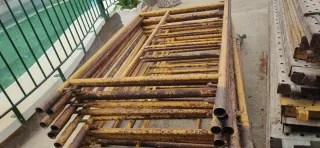 Andamios metálicos amarillos