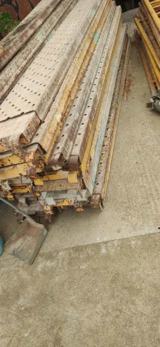 Andamios metálicos amarillos